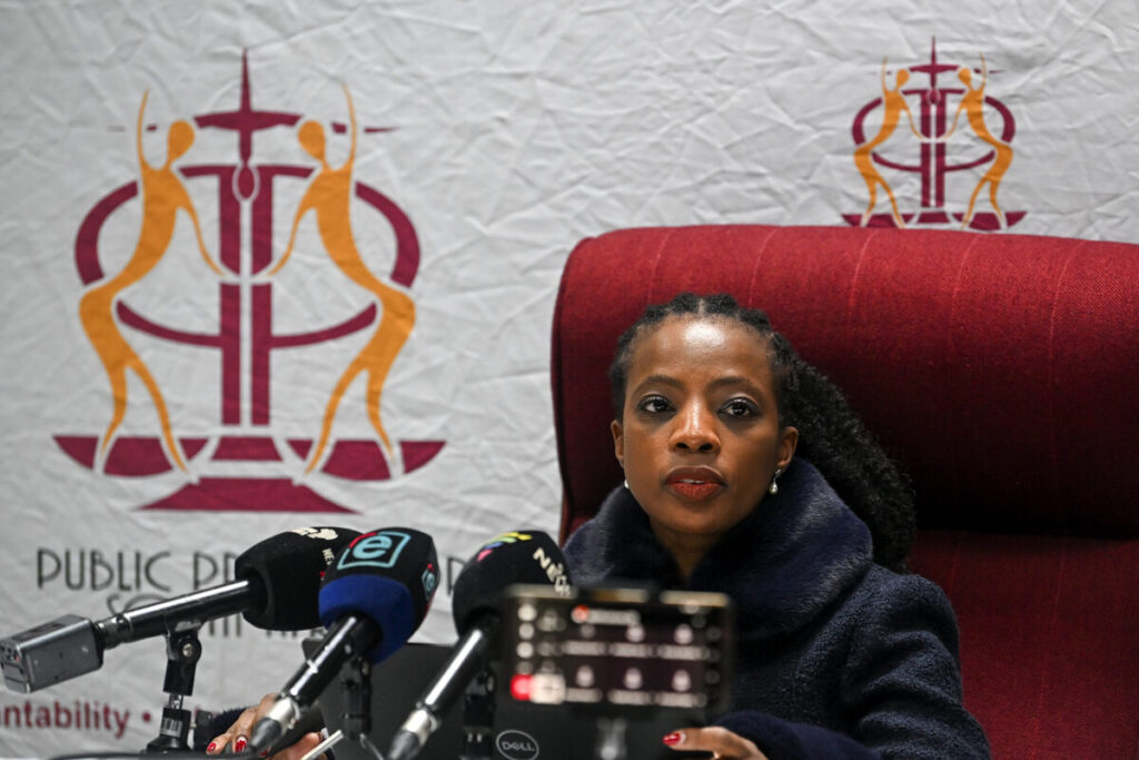Adv. Kholeka Gcaleka, openbare beskermer.