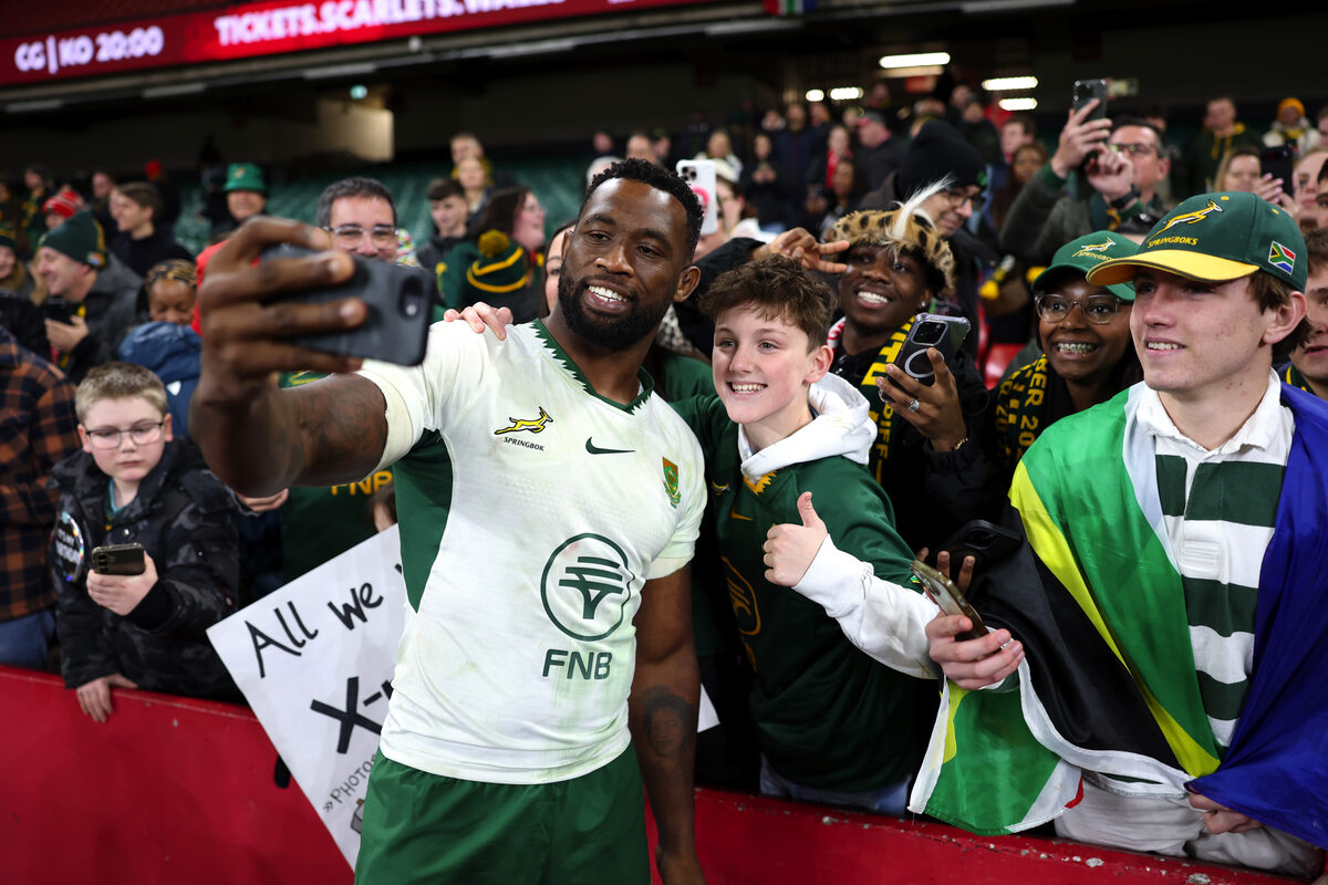 Die Bok-kaptein, Siya Kolisi, geniet groot aanhang by ondersteuners.