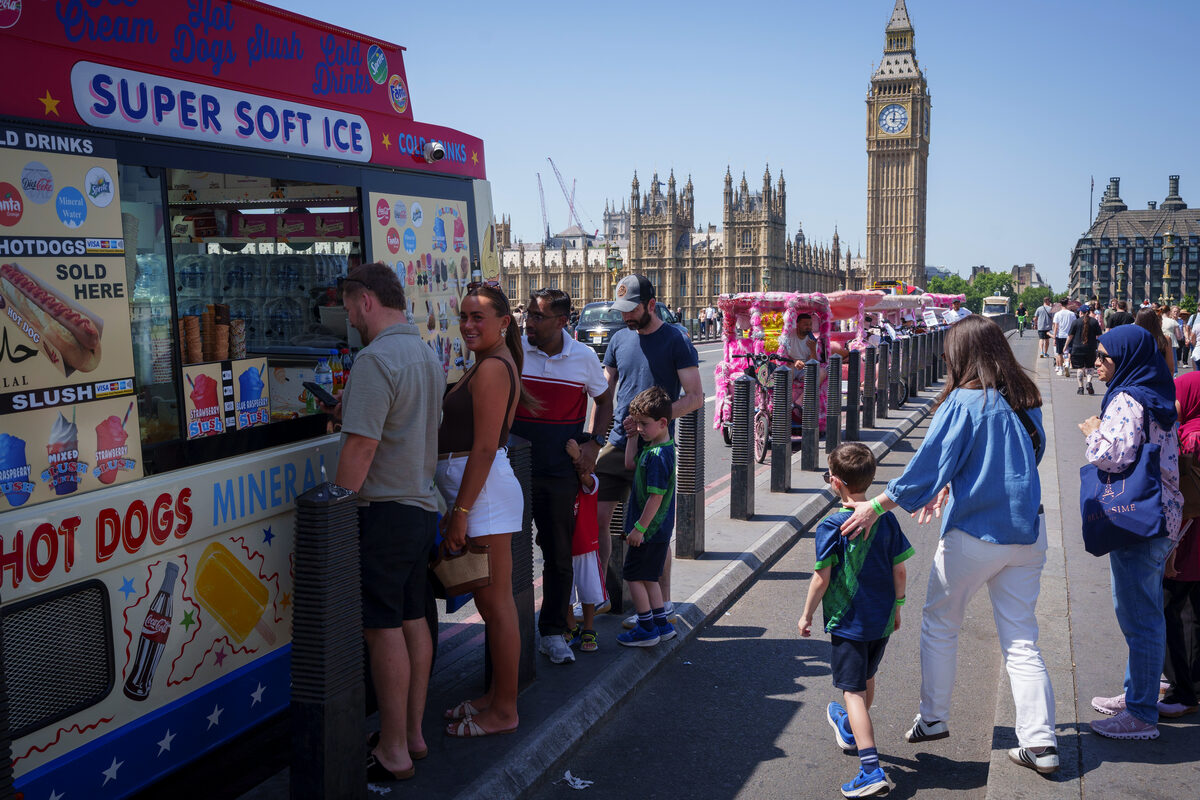 Toeriste koop ys op Westminster-brug in Londen.