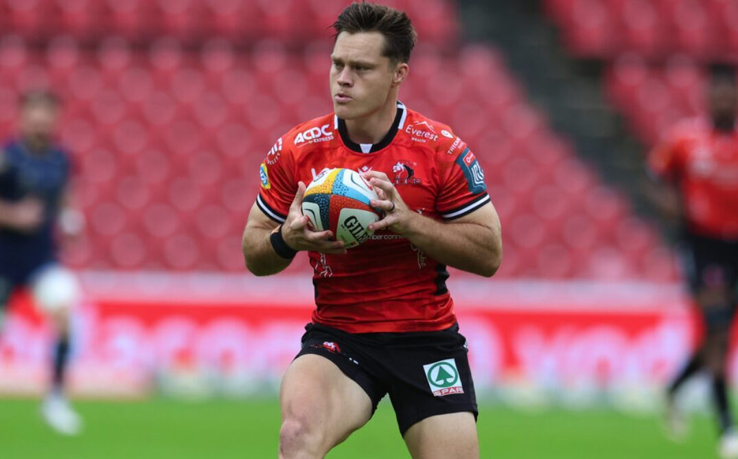 Quan Horn, agterspeler van die Lions, gee sy span se agterlyn opsies en slaankrag op die aanval.