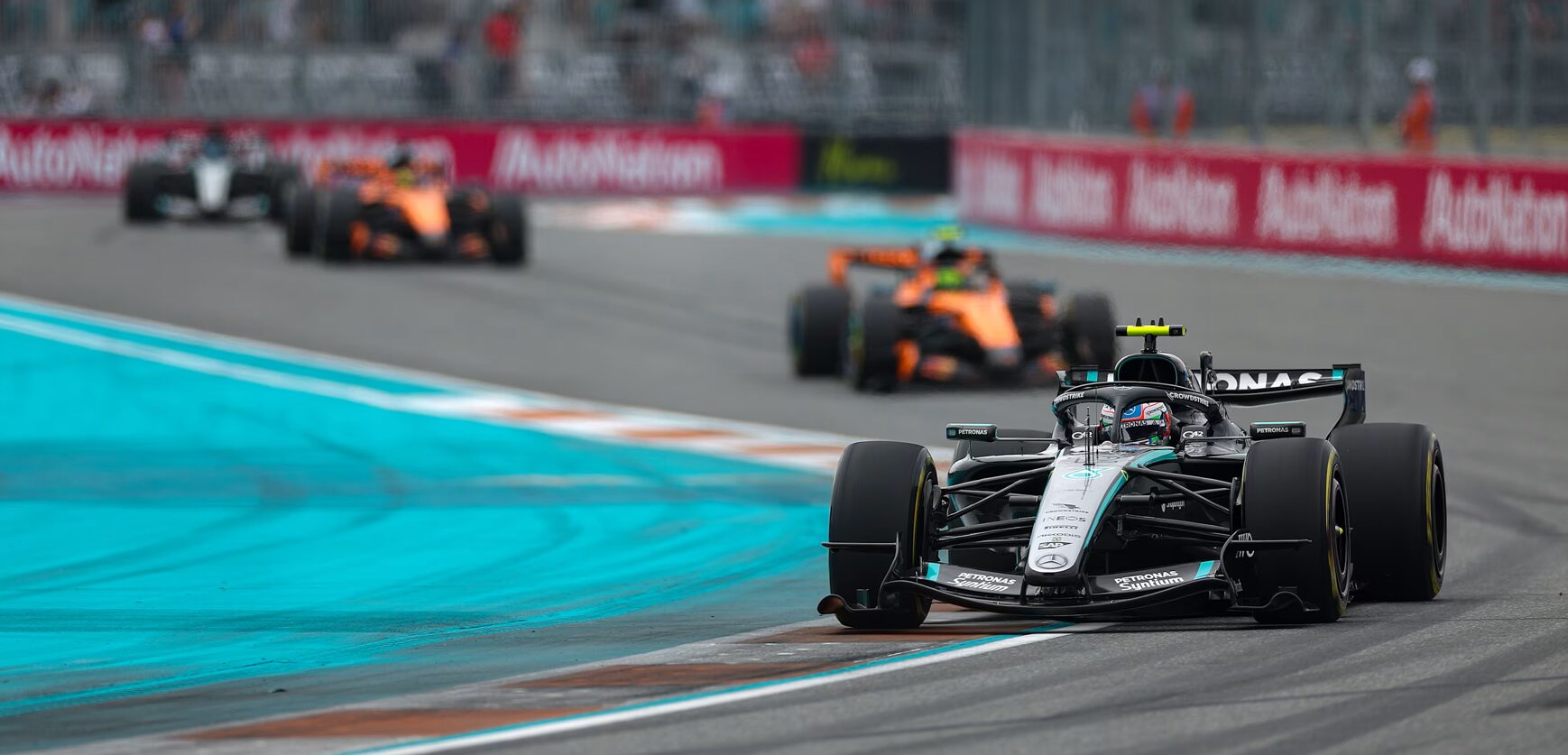 Mercedes se Kimi Antonelli jaag voor in die koor by die Miami-GP.