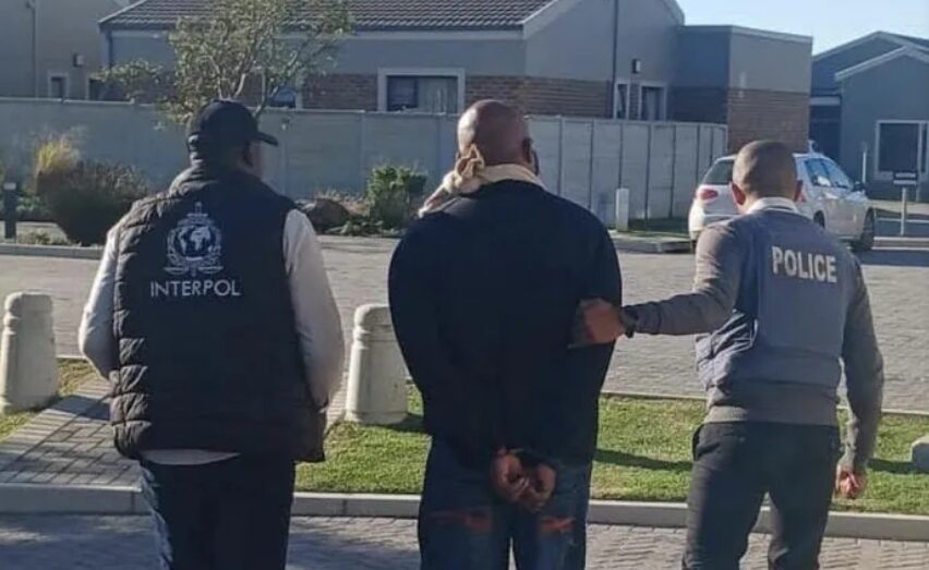 ’n Amerikaanse pa is in Gqeberha vasgetrek.