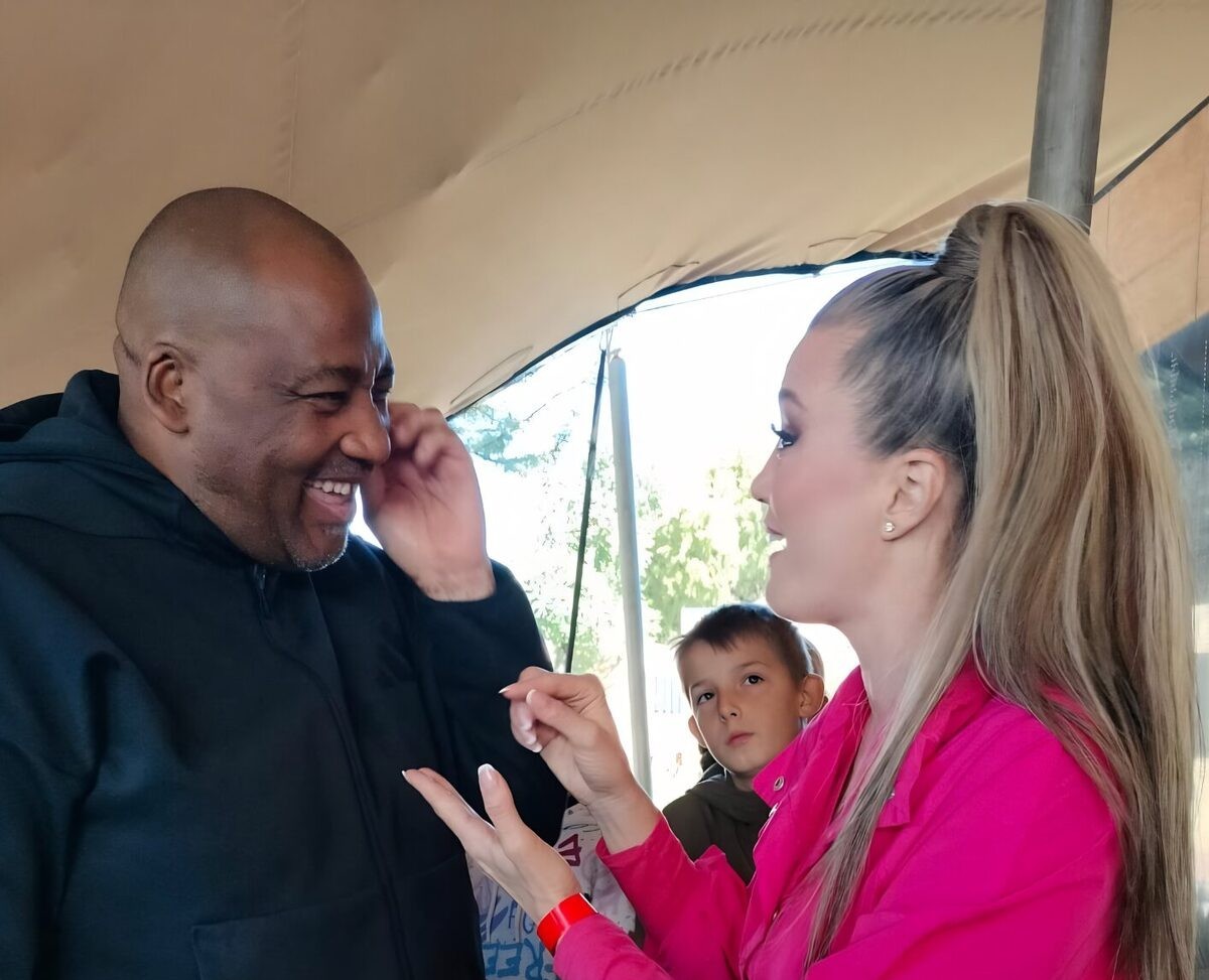 Die sangeres Nádine met Gayton McKenzie, die minister van sport, kuns en kultuur, in gesprek. Sy het die liedjie ‘Mannetjies Roux’ op sy versoek vir hom gesing.
