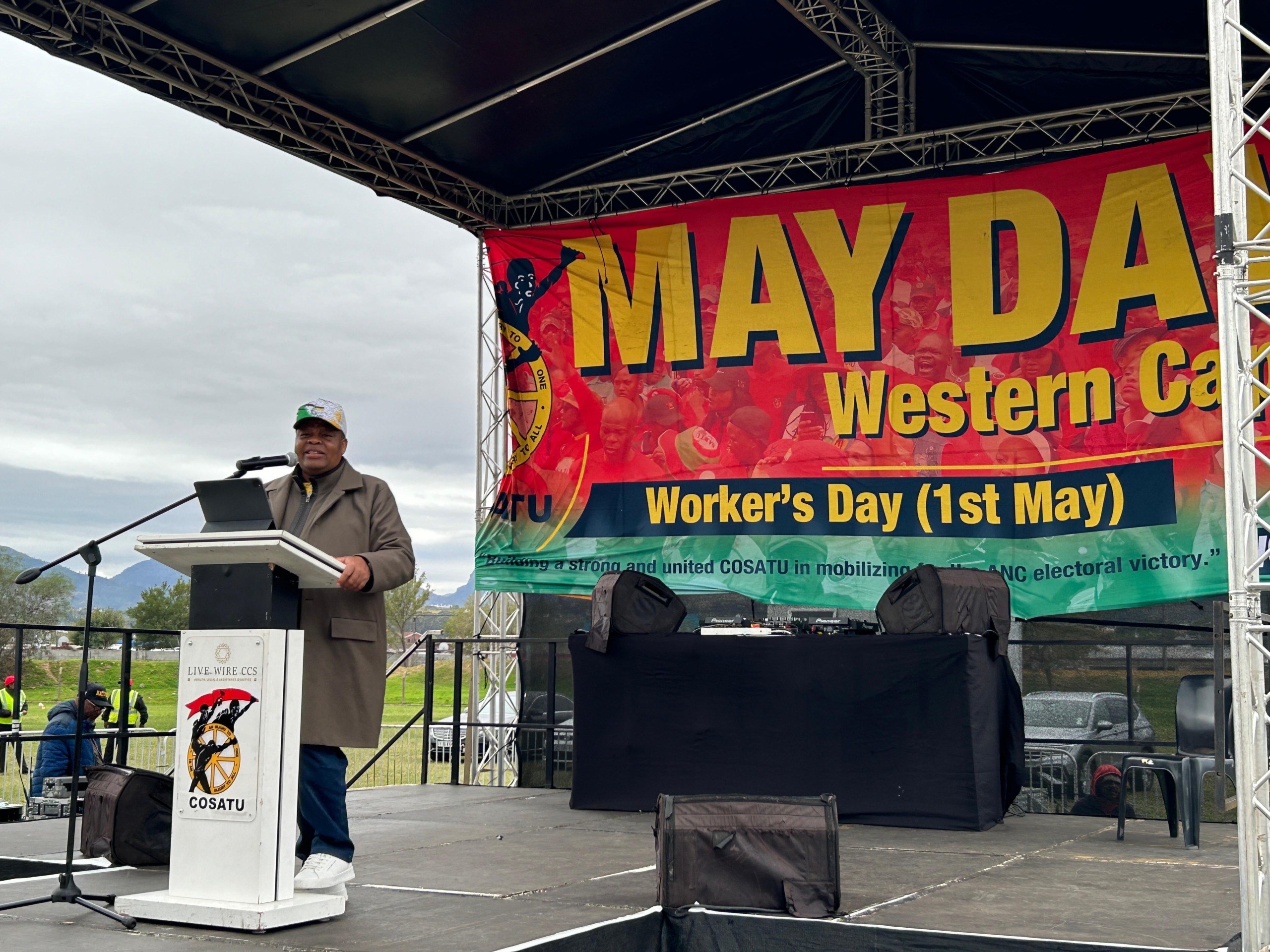 David Mahlobo, adjunkminister van water en sanitasie, tydens Werkersdagvieringe in Mbekweni in die Wes-Kaap. Foto: Rasaad Adams