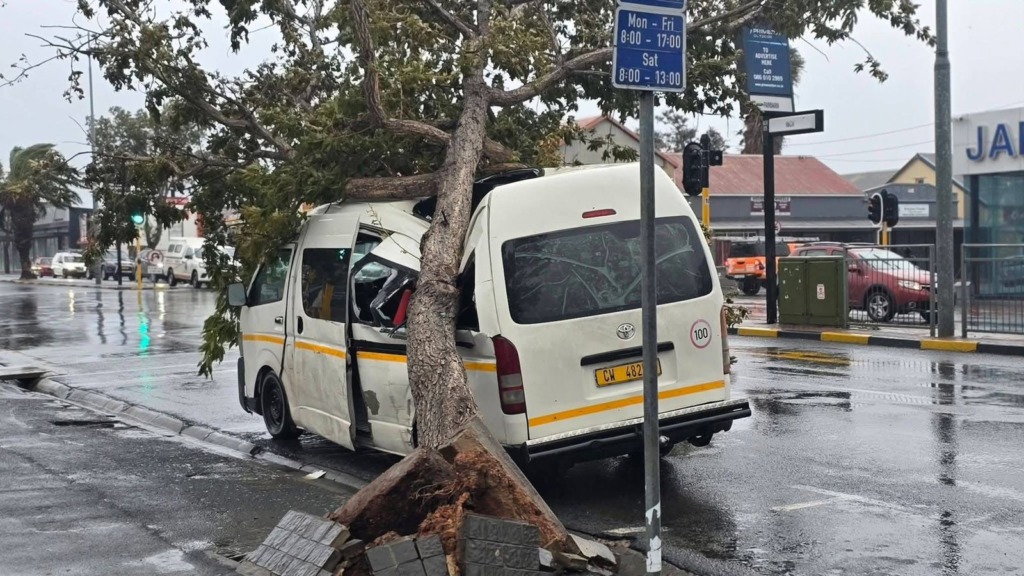 ’n Minibus-taxi in Worcester se Hoofstraat het in die slag gebly weens die sterk wind. 