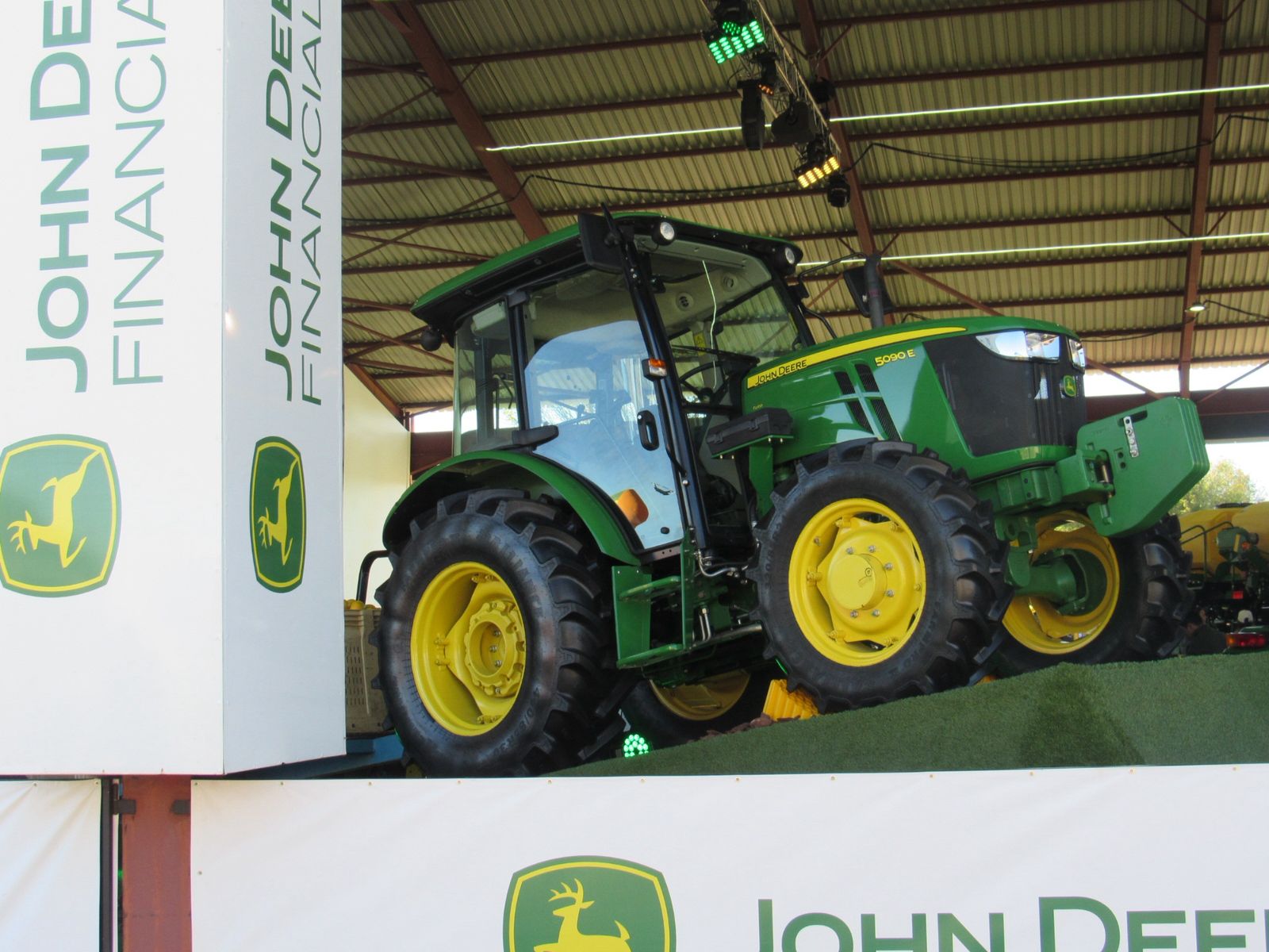 Die John Deere-uitstalling by Nampo.