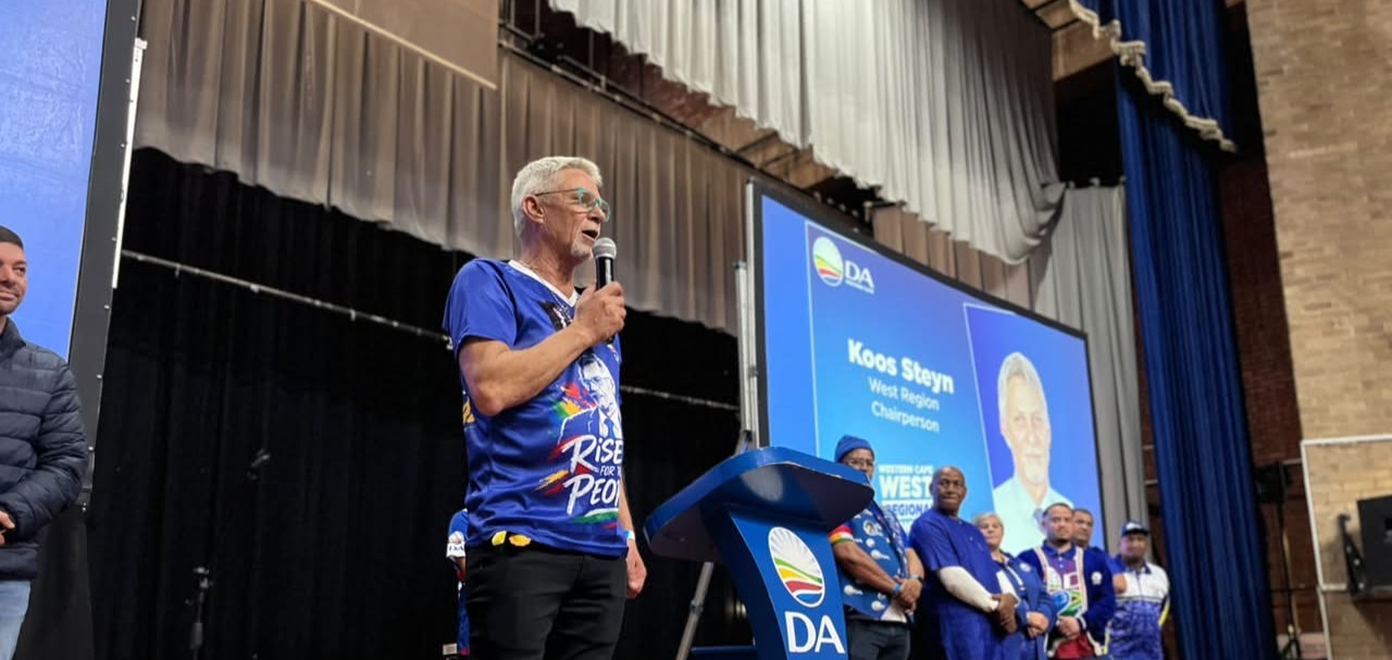 Koos Steyn spreek die kongres toe ná sy herverkiesing tot die DA se streeksvoorsitter.