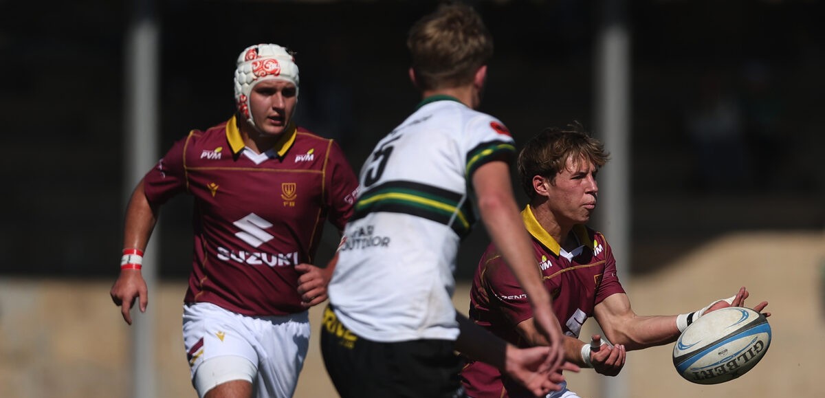 Wesvalia se binnesenter, Wian du Preez, sit die agterlyn weg teen die Hoërskool Nelspruit in die Plaatafdeling van die Virseker Noordvaal Cup.