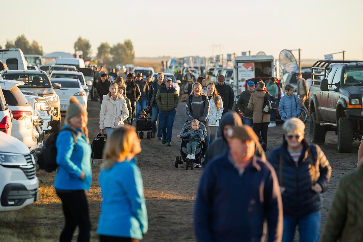 Besoekers by vanjaar se Nampo-skou.