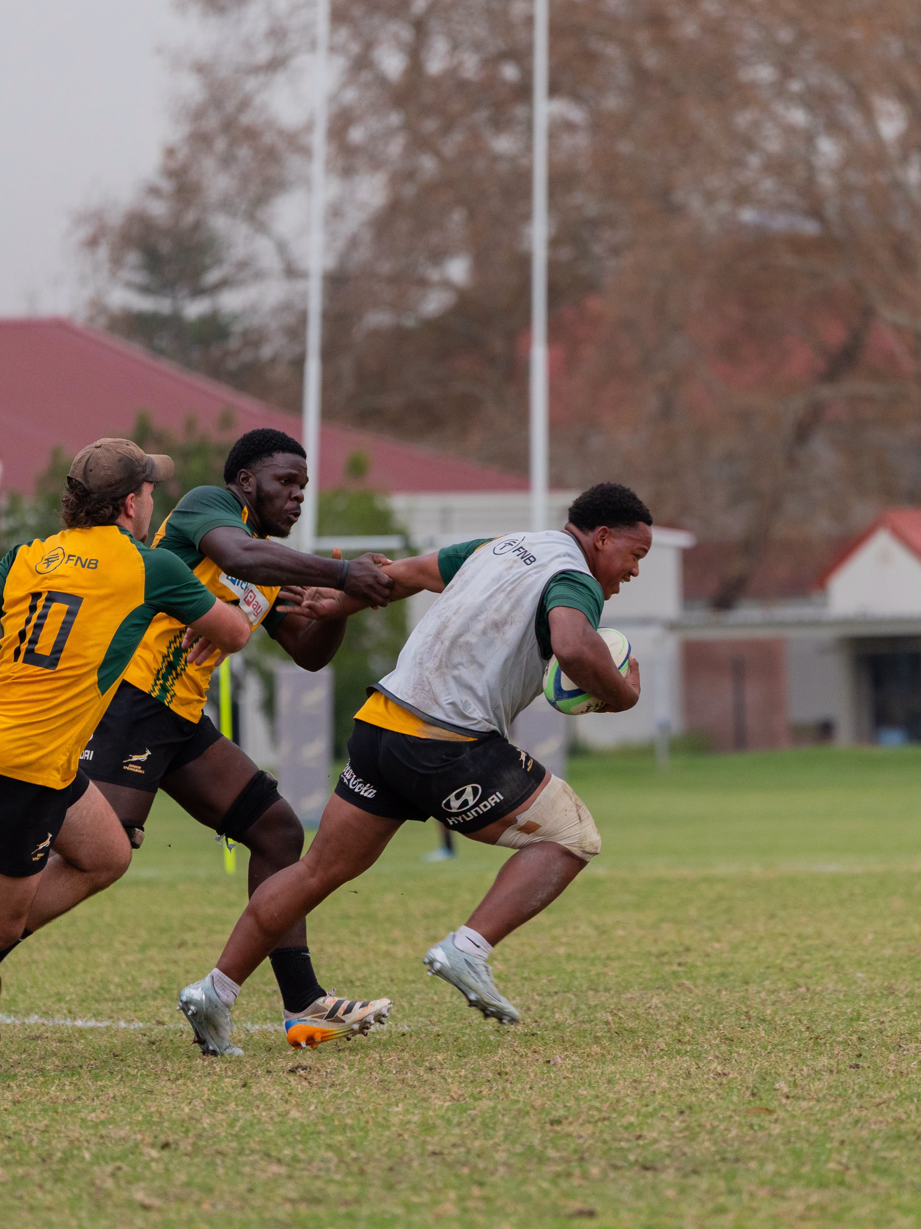 Die Junior Bokke besig met ’n oefensessie.
