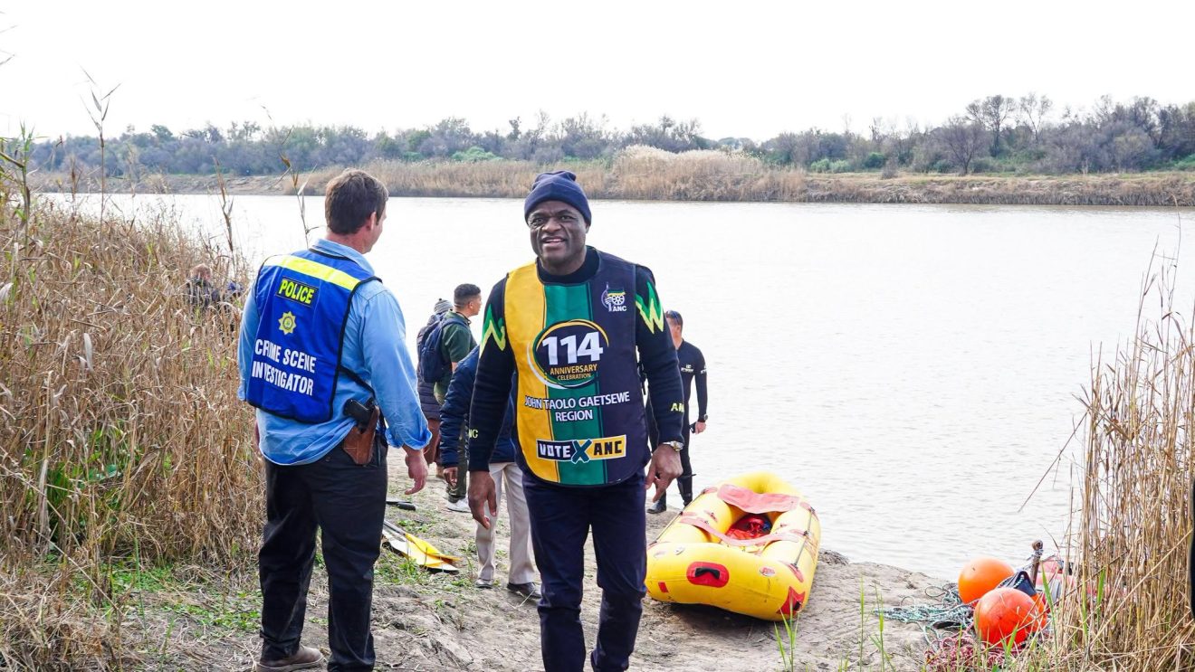 Dr. Zamani Saul tydens sy besoek aan die toneel by die Vaalrivier.