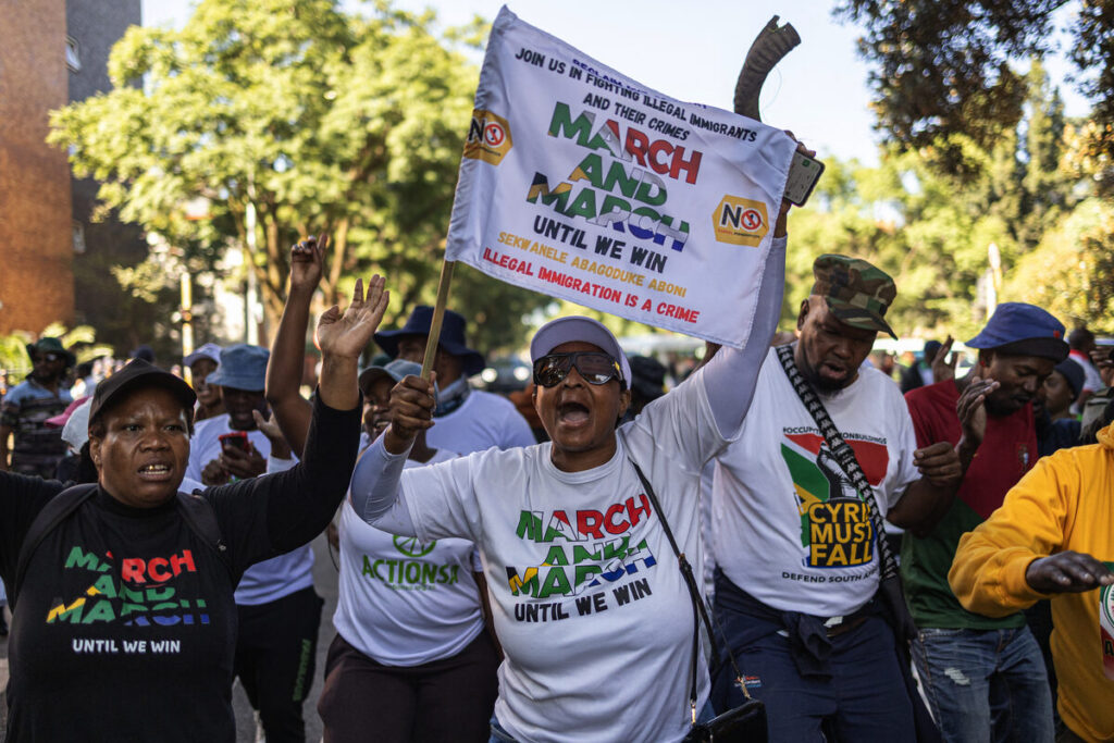 Betogers by 'n optog teen onwettige immigrante. Die optog in Pretoria is in April deur ActionSA, Operation Dudula en March and March Until We Win gehou. 