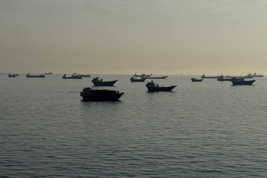 Vaartuie in die Straat van Hormoes, naby die kusstad Khasab in Oman se noordelike Musandam-skier­eiland. Foto: AFP