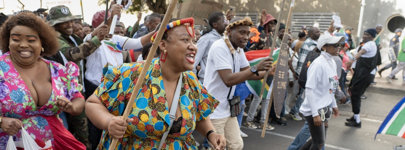 Betogers kom in Johannesburg bymekaar terwyl spanning oor immigrasie regoor Suid-Afrika toeneem.