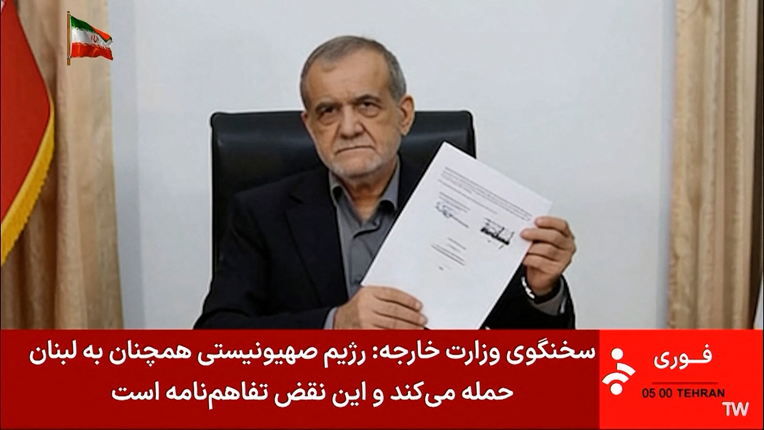 ’n Skermgreep wys Iran se president, Masoud Pezeshkian, wat ’n memorandum van verstandhouding vashou om die Midde-Ooste-oorlog te beëindig.