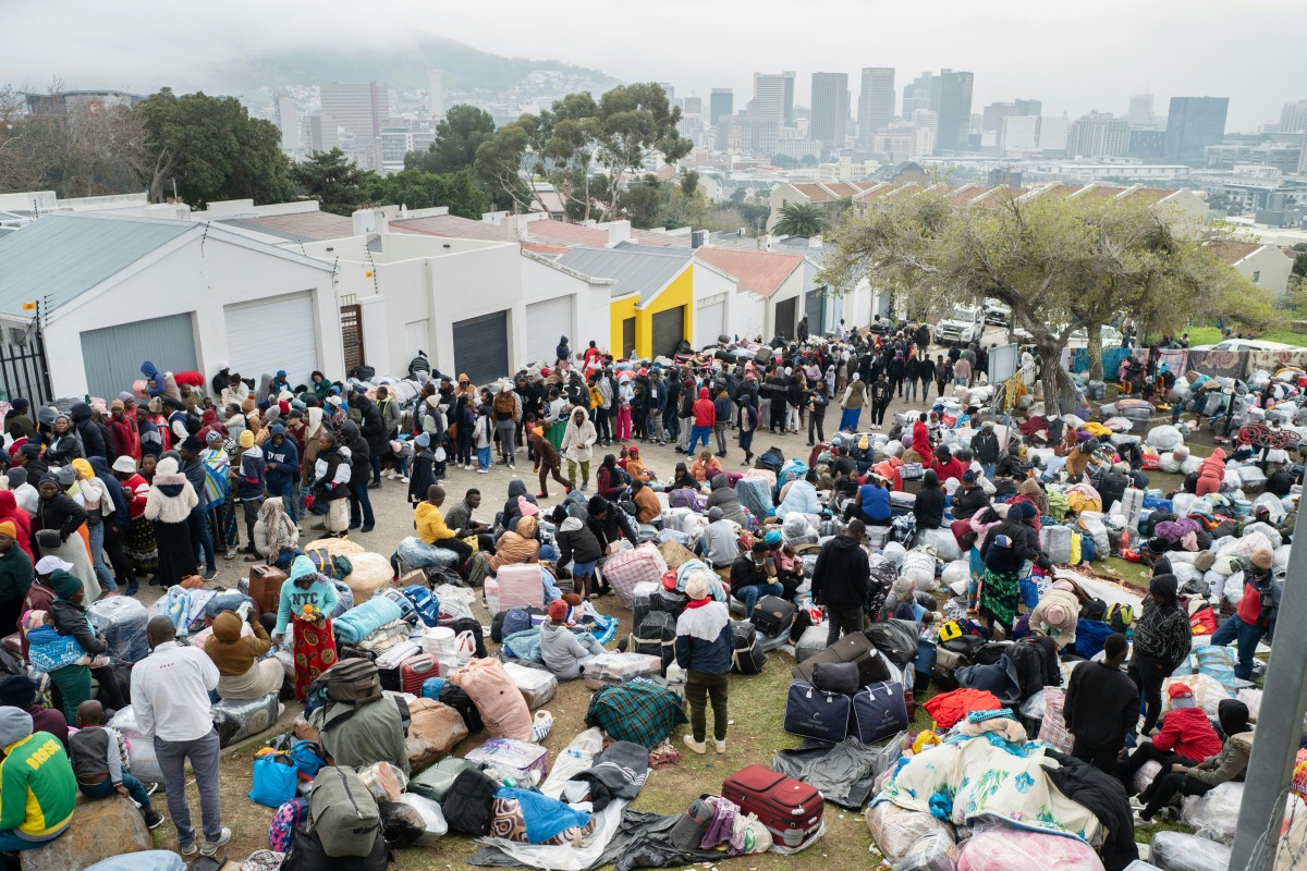 Honderde Zimbabwiese immigrante vergader buite die Zimbabwiese Konsulaat in Kaapstad.