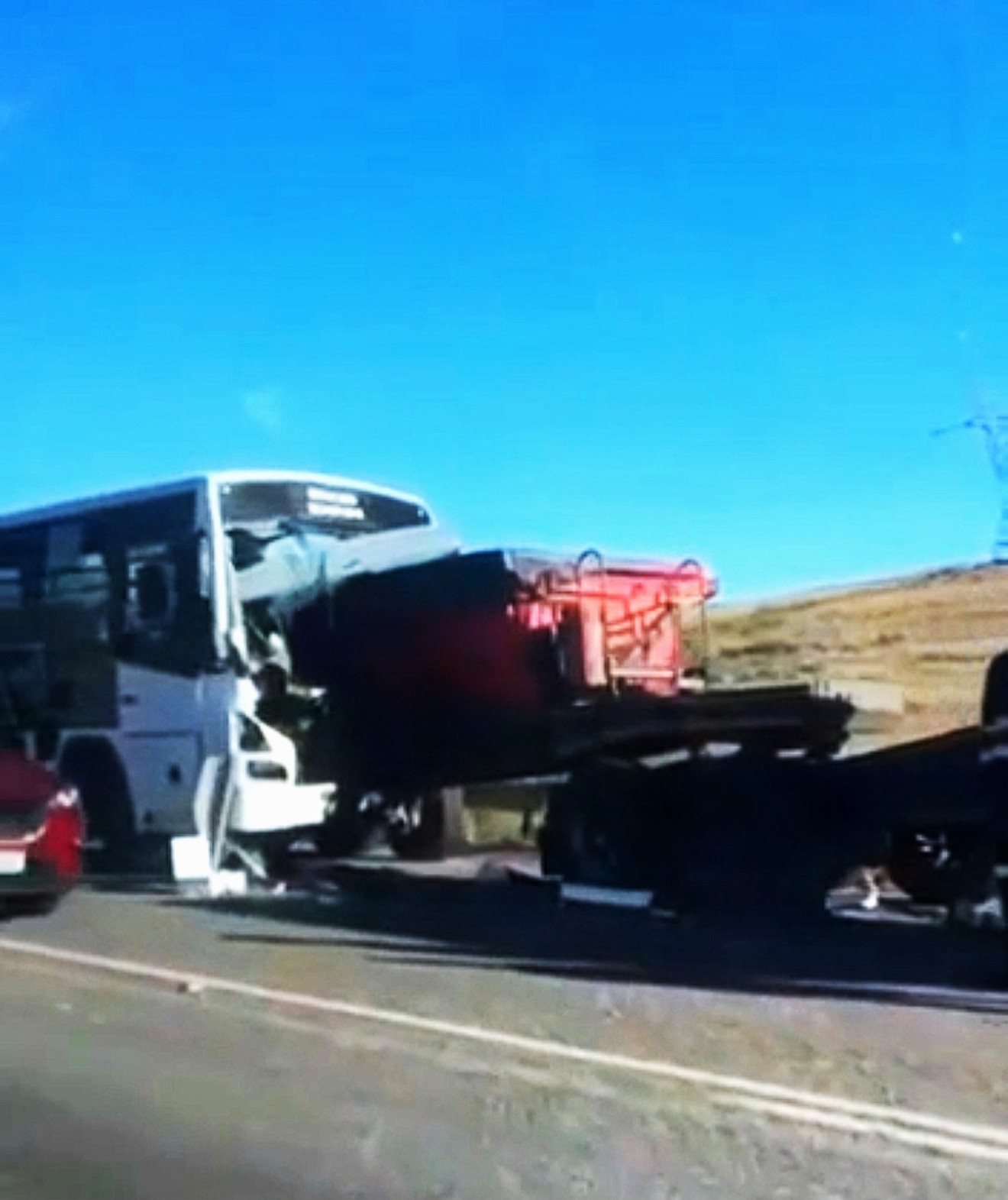 Die toneel op die N14 waar die bus van die Laerskool Kathu Saterdagoggend in ‘n noodlottige ongeluk was. Foto: Verskaf