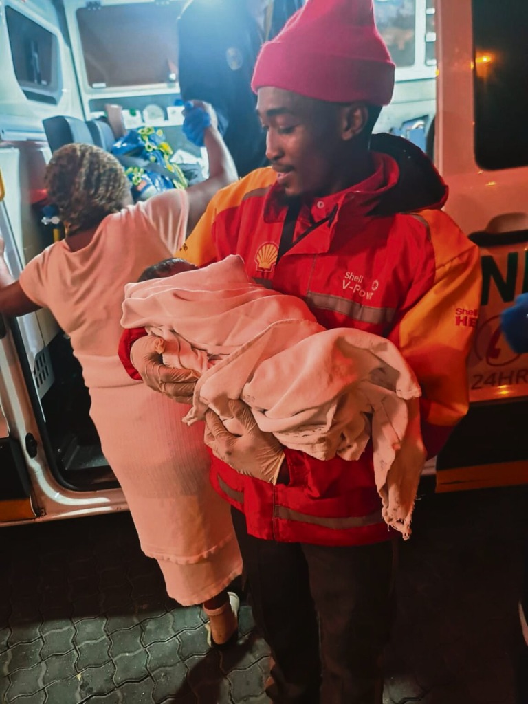 Abrahams met die babaseun in sy arms wat in die vroeë oggendure op Vrydag 22 Mei by Shell Zevenwacht gebore is.