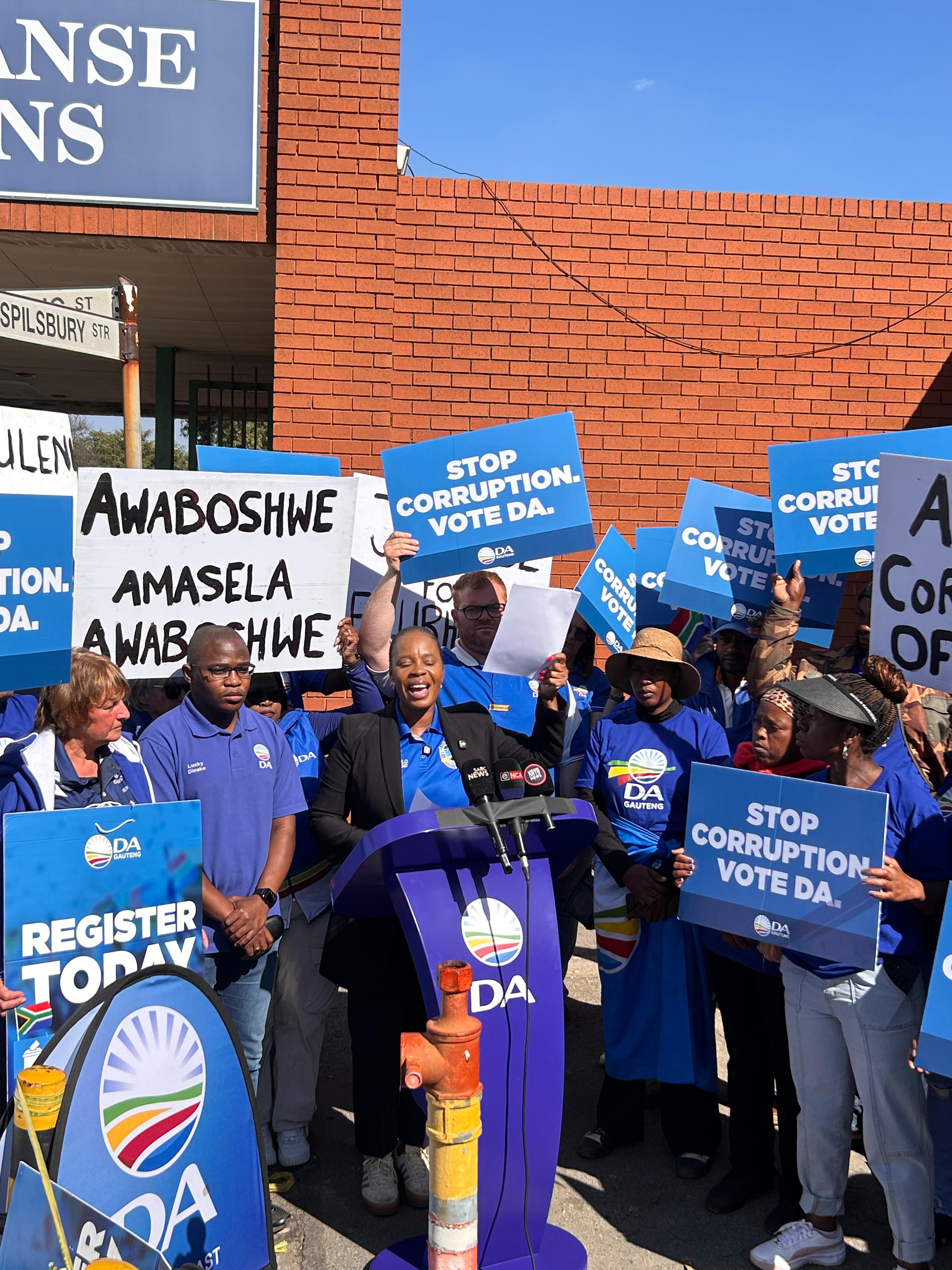 Khathutshelo Rasilingwane, DA burgermeesterskandidaat vir Ekurhuleni lê kriminele klagtes teen die voormalige stadsbestuurder, Imogen Mashazi.