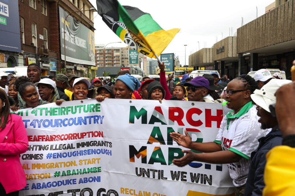 Betogers teen onwettige immigrante in November verlede jaar in Johannesburg. 