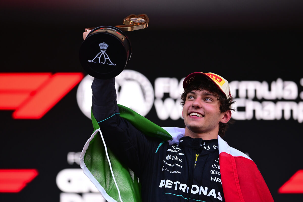 Kimi Antonelli (Mercedes) vier sy eerste sege in Monaco.
