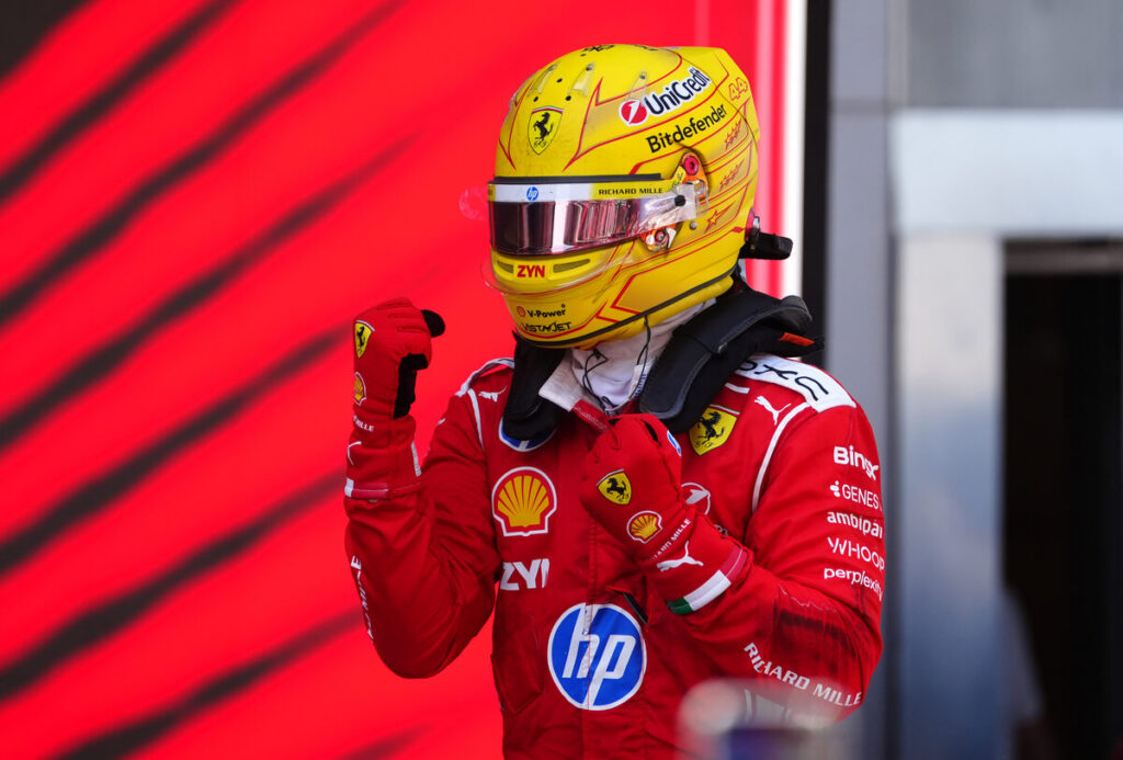 Ferrari se Lewis Hamilton vier sy oorwinning in die Spaanse Formule Een-Grand Prix. 