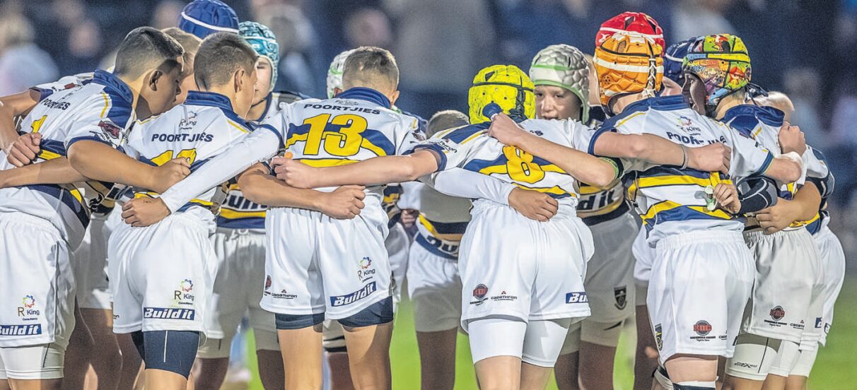 KYK: Te oulik! Laerskool-rugbyspan vier hul sportfoto’s in Die Papier