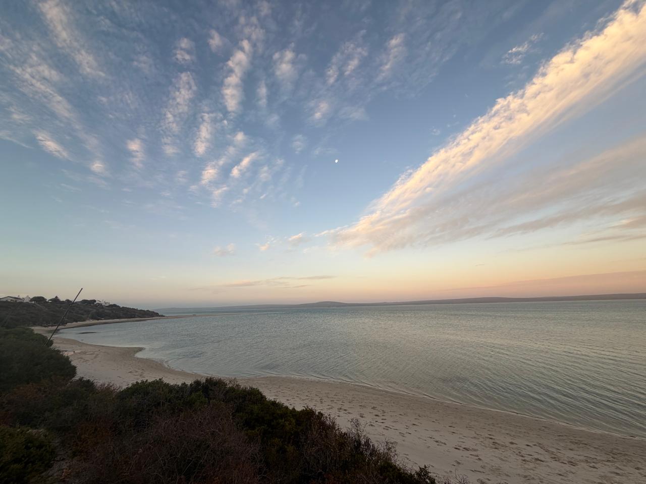 Kraalbaai is ’n gewilde swemplek in die somer met sy pragtige strand.