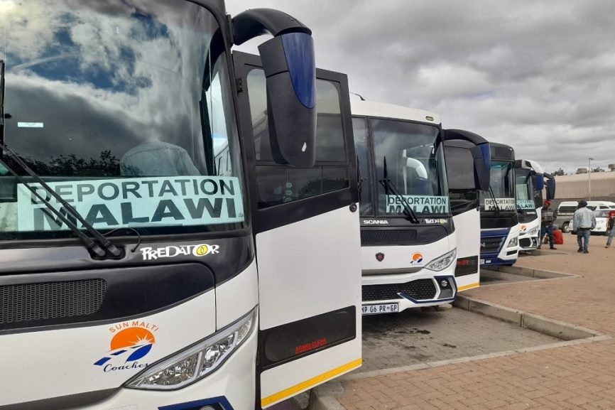 Meer as 8 000 buitelandse burgers is deur die Beitbrug-grenspos verwerk vir vrywillige repatriasie. FOTO: SABC.