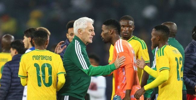 Bafana Bafana-breier, Hugo Broos, saam met sy span.