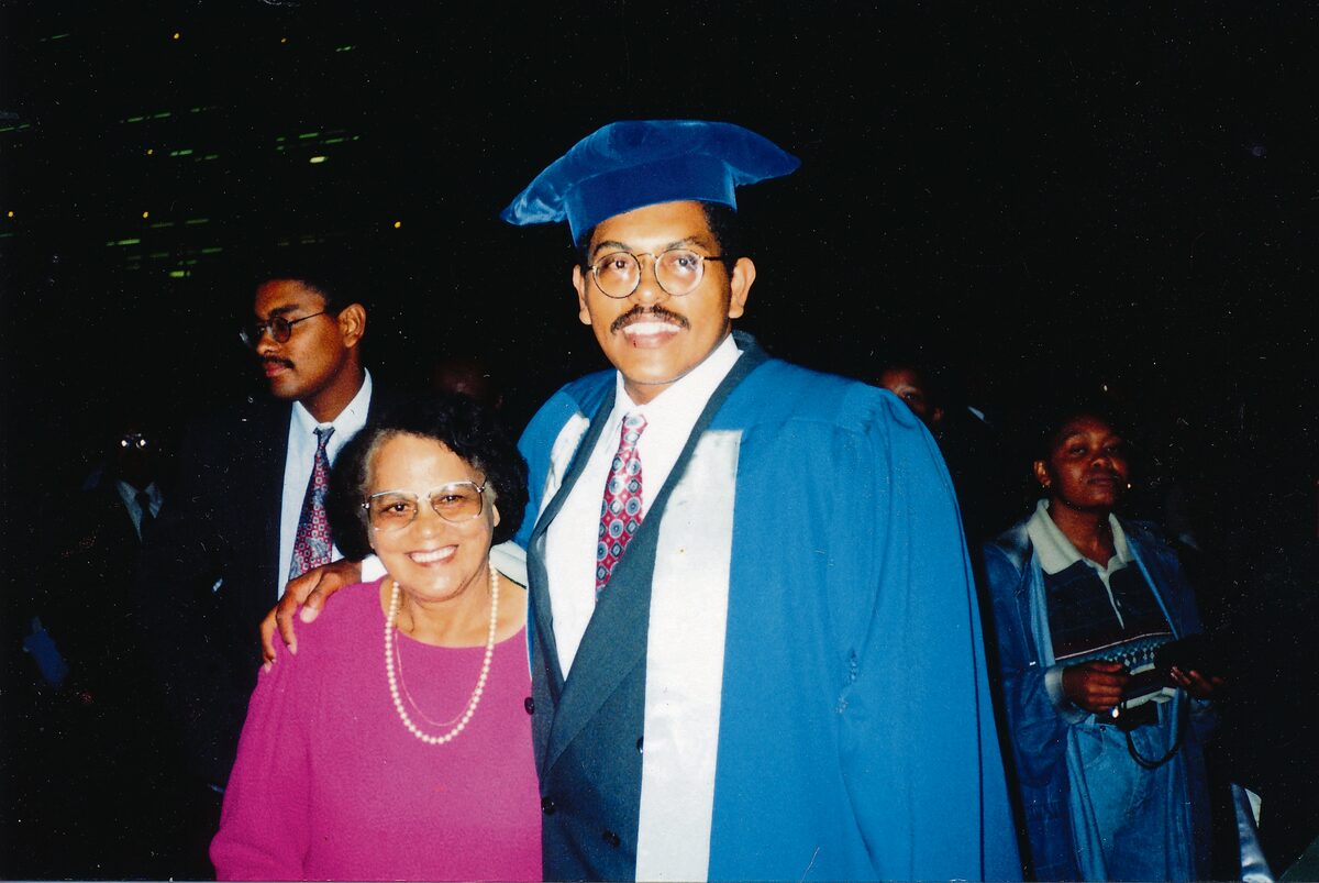Hein Willemse ontvang sy doktorsgraad in letterkunde, Universiteit van Wes-Kaapland, in 1996. By hom is sy ma, Cathy, en sy jongste broer, Paul. Bellville, 1996.