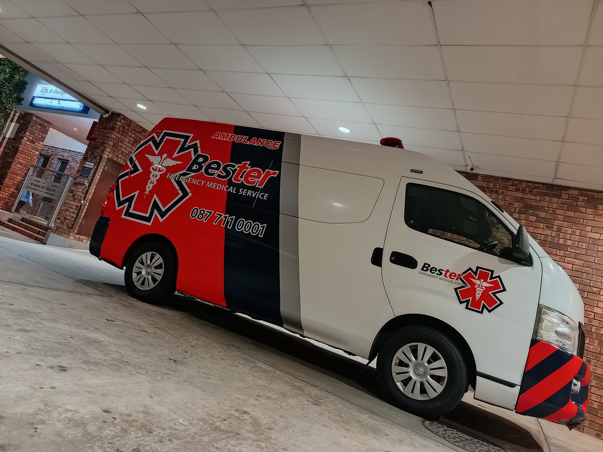 Een persoon is dood en vier ander het ernstige beserings opgedoen in ’n kop-aan-kopbotsing.