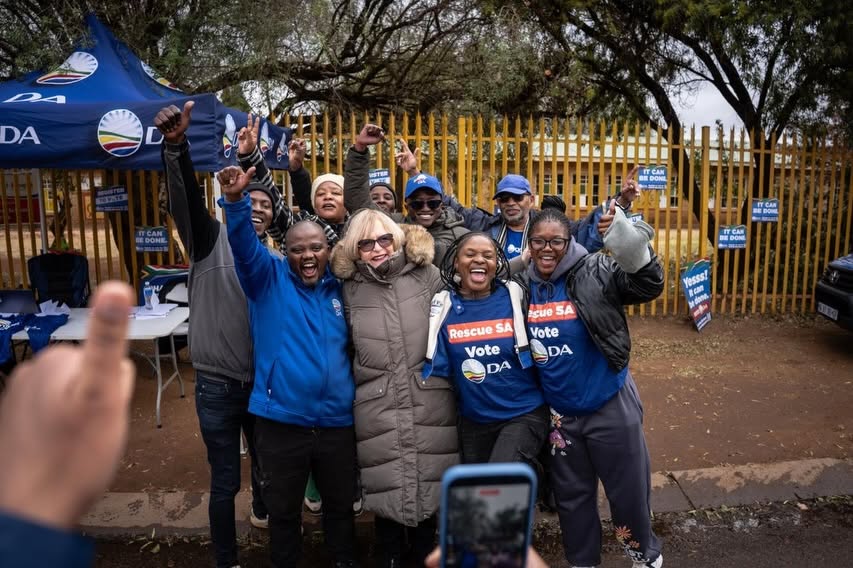 Die DA se burgemeesterskandidaat in Johannesburg, Helen Zille, saam met vrywilligers, werkers en ondersteuners.