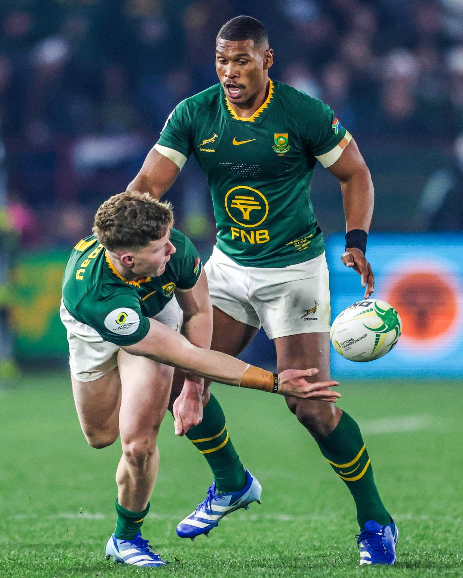 Bok-vleuel Ethan Hooker.