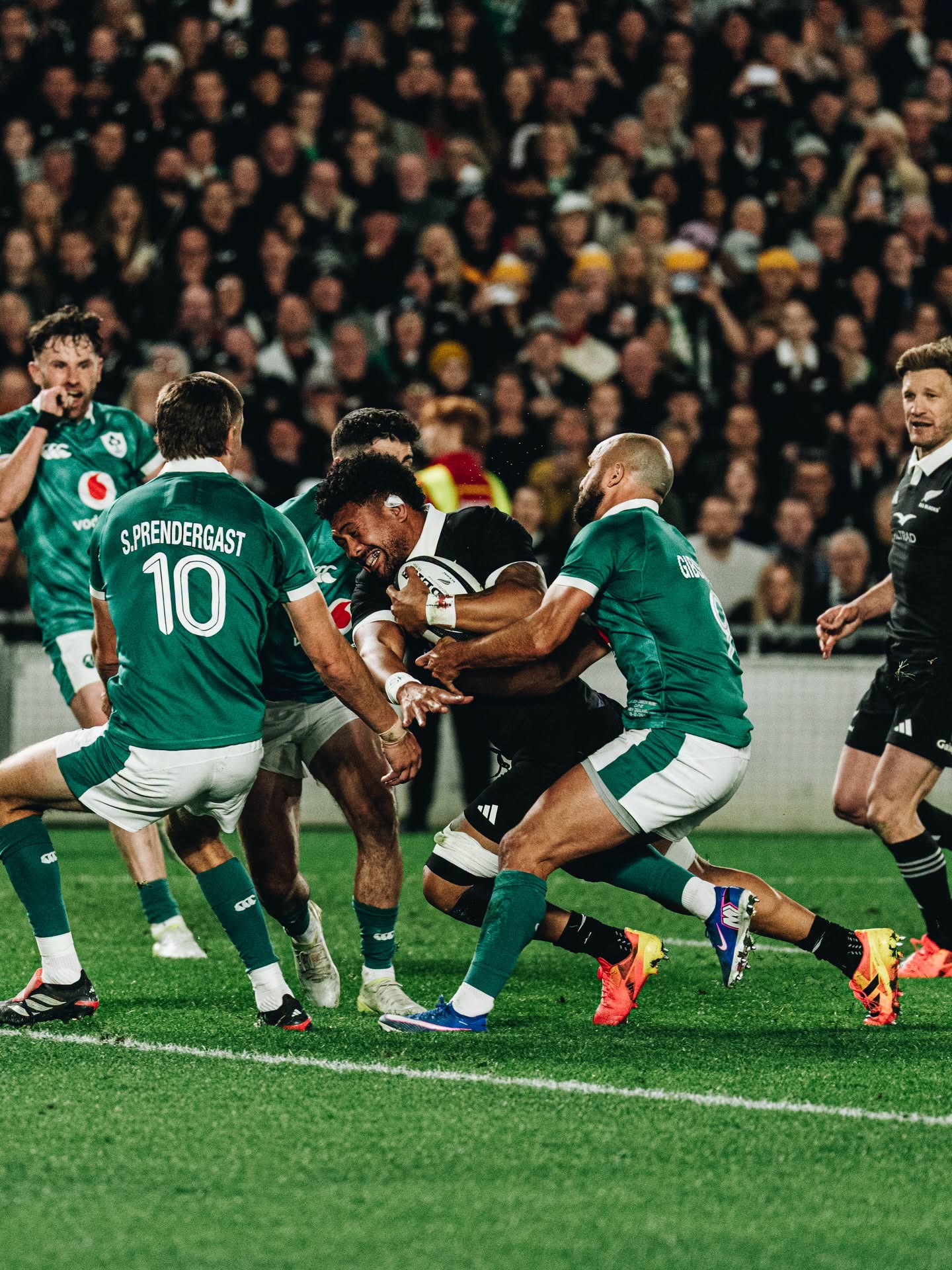 All Blacks-kaptein Ardie Savea aanval die Ierse verdediging aan.
