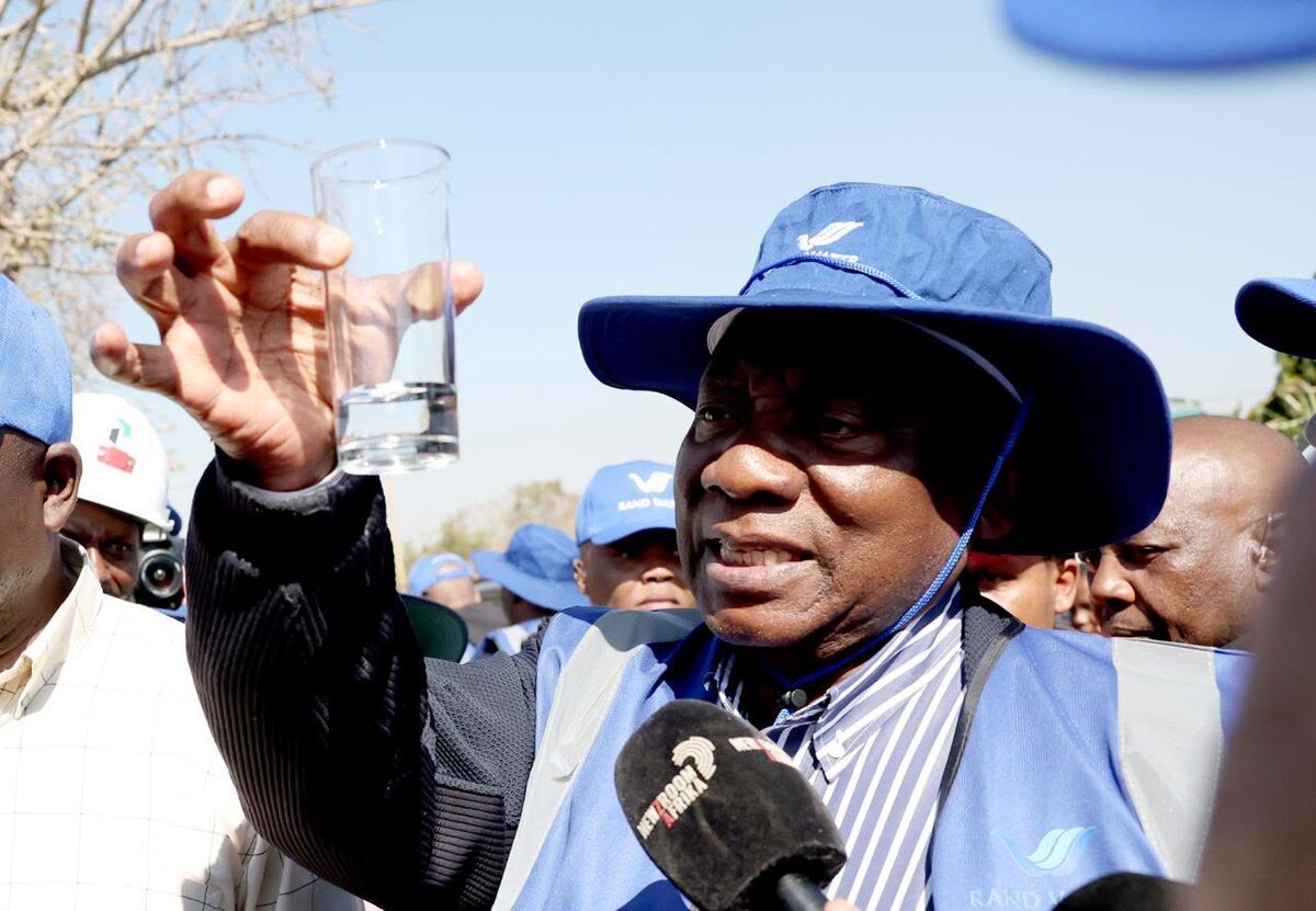 Pres. Cyril Ramaphosa met ’n glas water wat hy by Kekana Gardens in Hammans- kraal getap het.