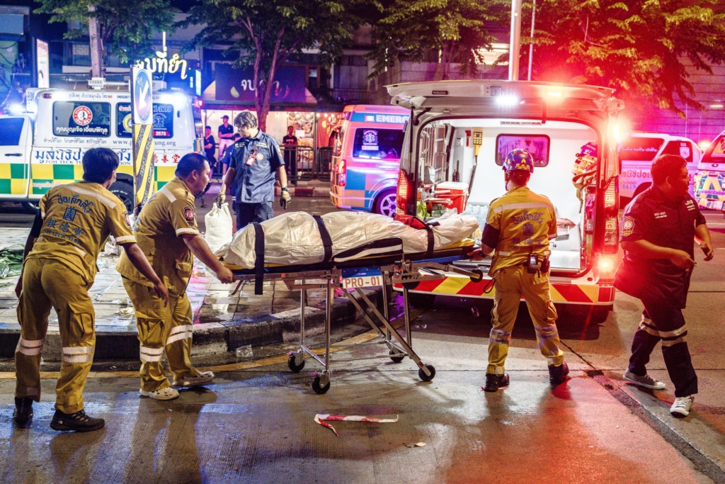 Die dodetal in die kroegbrand in Bangkok het tot 30 gestyg, terwyl families steeds na hul geliefdes soek.