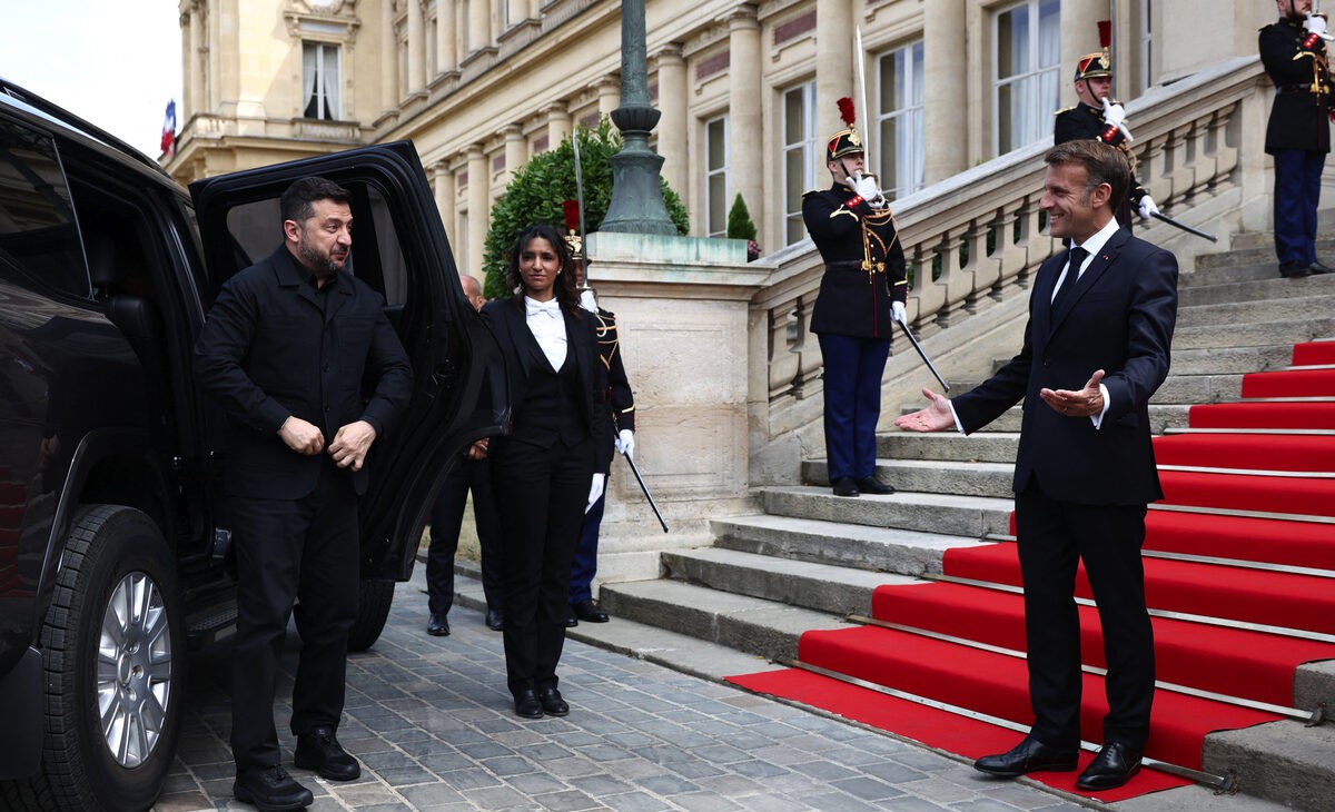 Pres. Emmanuel Macron van Frankryk verwelkom pres. Wolodimir Zelenski voor die beraad van die Koalisie van Gewilliges in Parys vroeër vandeesweek.