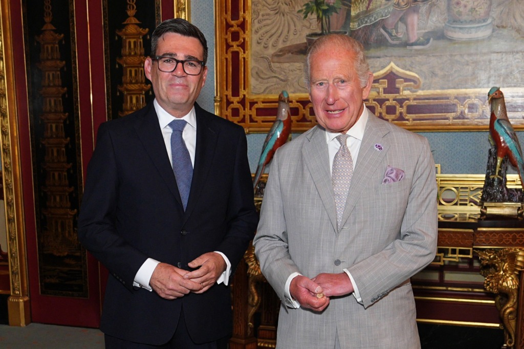 Britse eerste minister Andy Burnham tydens sy ontmoeting met koning Charles. 