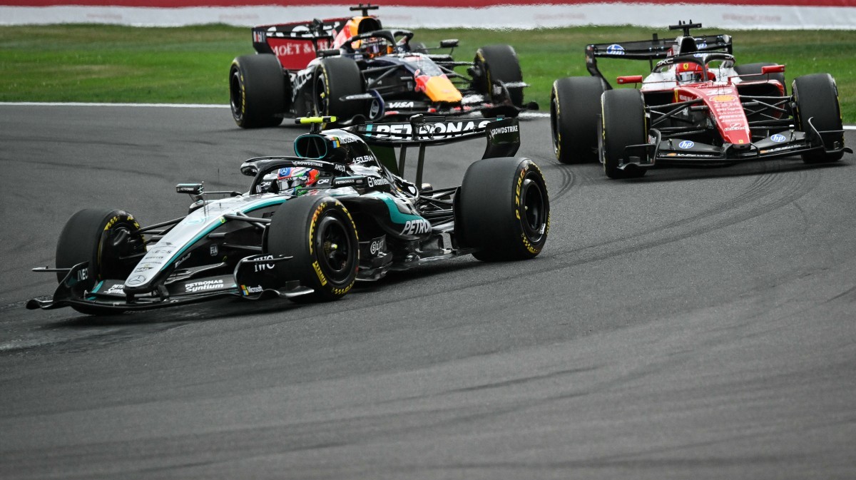 Kimi Antonelli, Charles Leclerc en Max Verstappen tydens die F1 Belgiese GP op die Spa-Francorchamps-renbaan.