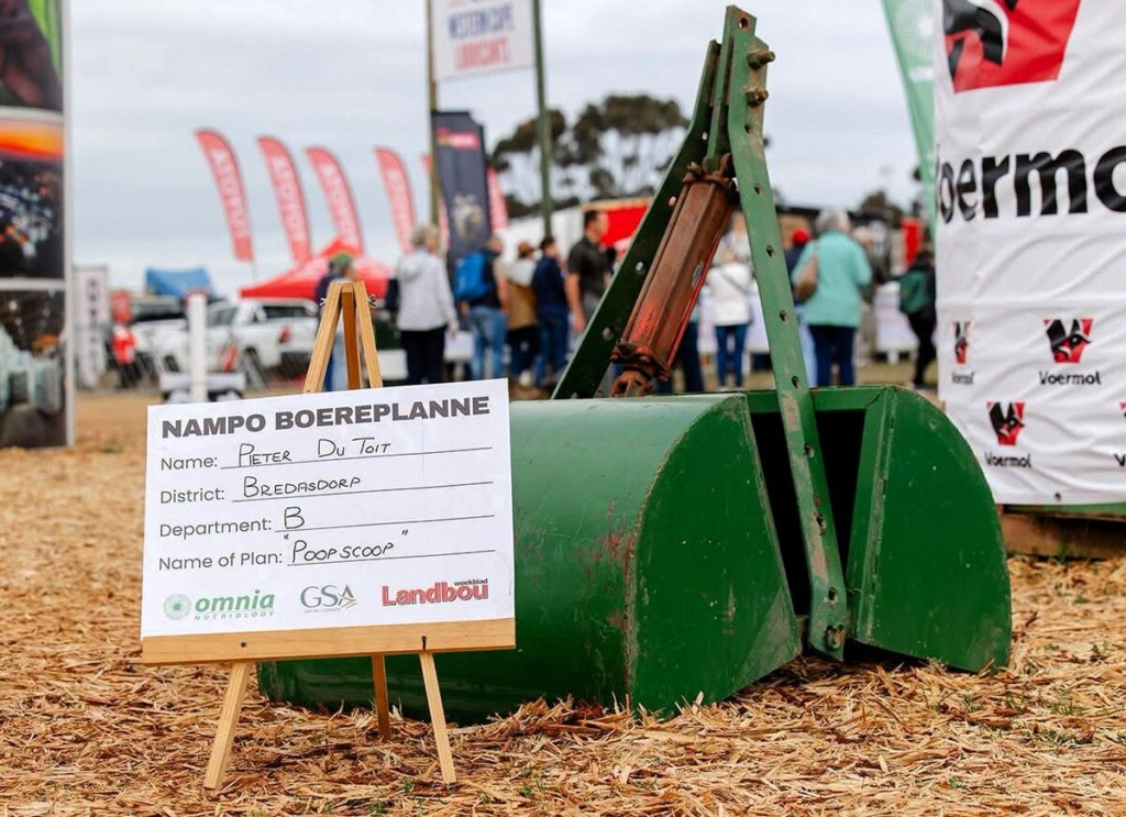 Pieter du Toit van Bredasdorp se reuse-‘poop scoop’ het die koppe laat draai.