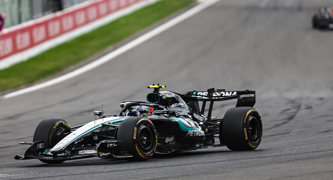 Mercedes se Kimi Antonelli het sy sesde oorwinning van die seisoen in België losgejaag.