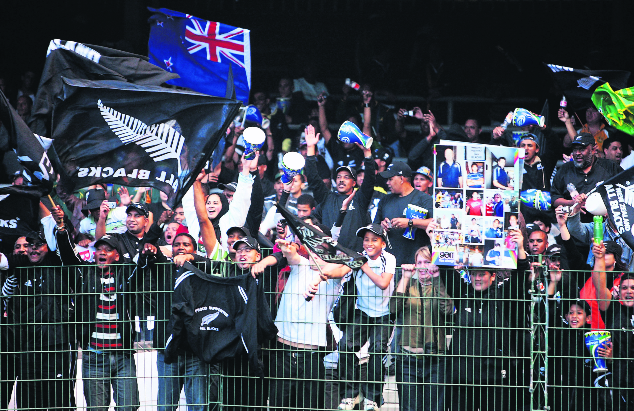 Kapenaars wat die All Blacks ondersteun tydens ’n vorige Drienasies-kragmeting in Kaapstad.