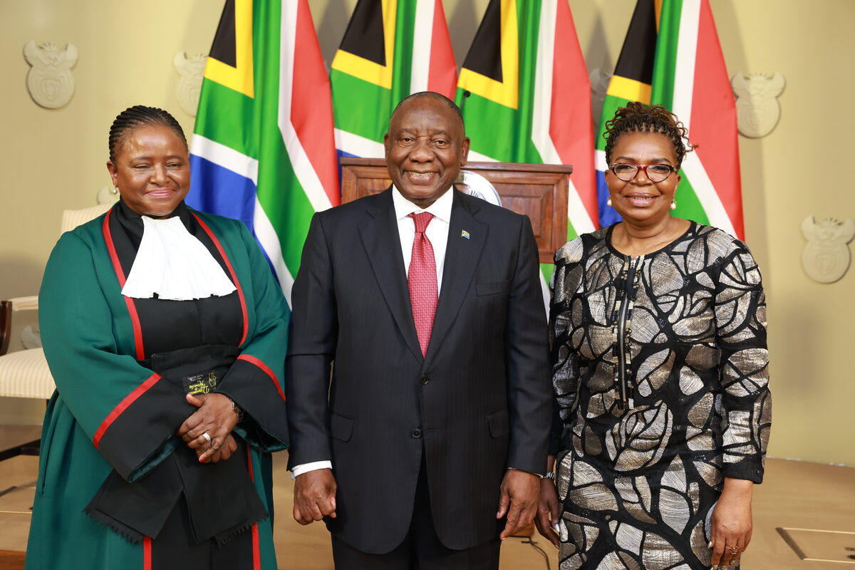 Nonkosi Mhlantla, die waarnemende adjunkhoofregter; pres. Cyril Ramaphosa en Dina Pule, wat Woensdag as die nuwe minister van maatskaplike ontwikkeling ingesweer is.