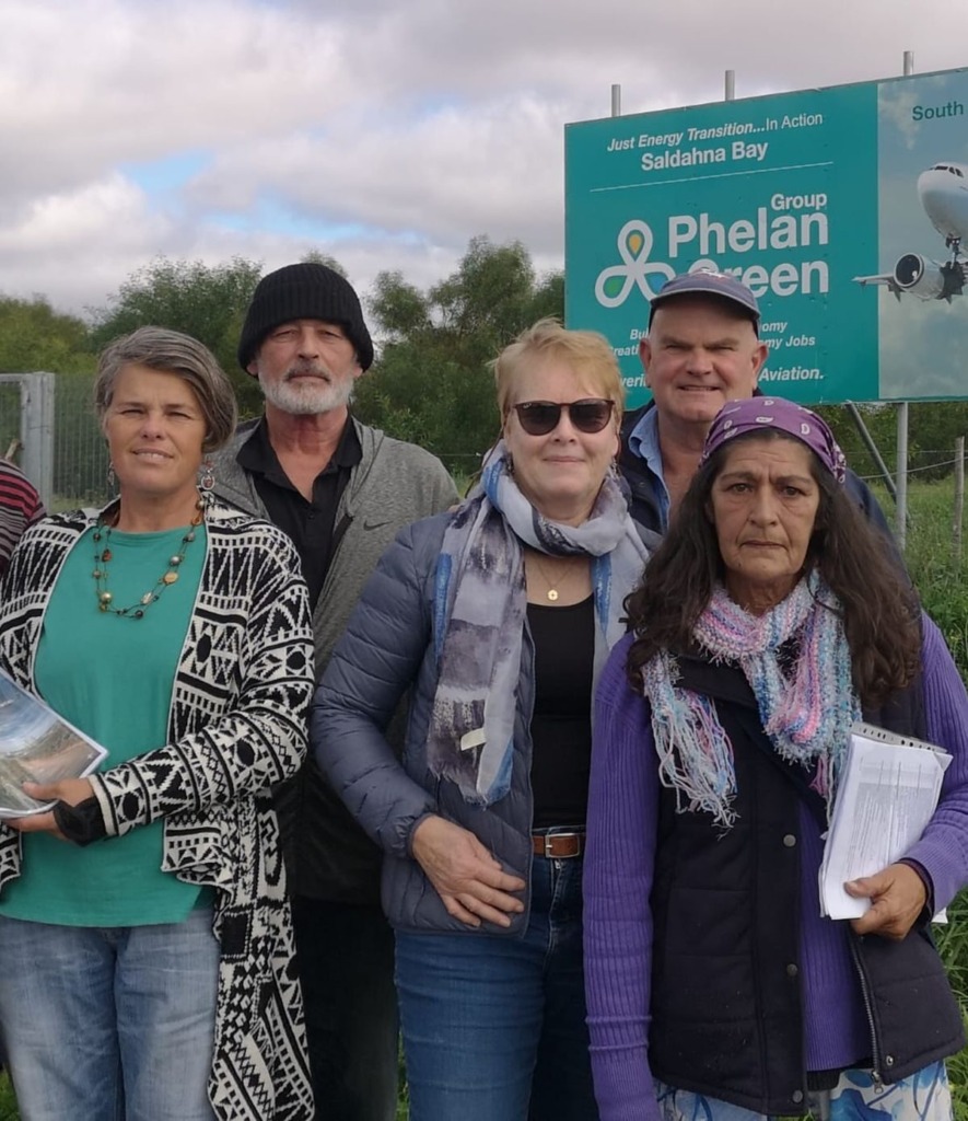 Bekommerde inwoners van Weskusdorpe soos Hopefield, Saldanha en Langebaan by die gebied buite Hopefield waar ‘n omstede energieprojek beplan word. Van links is Jenine Spamers, David Harper, Yvonne Kitchin, Owen Kitchin en Des Coetzee. Foto: Danie Hefers