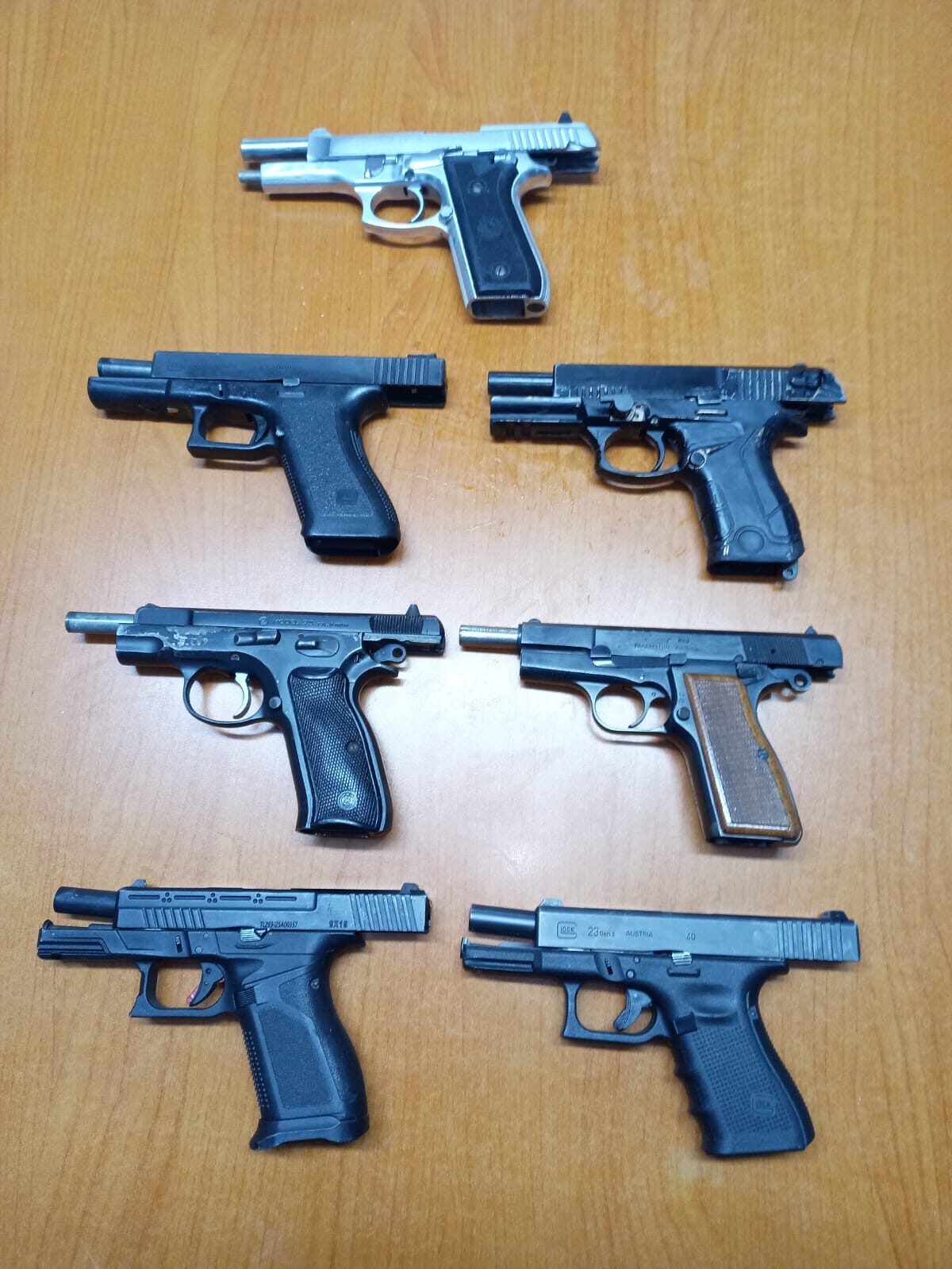 Die 9mm-pistole waarop beslag gelê is.