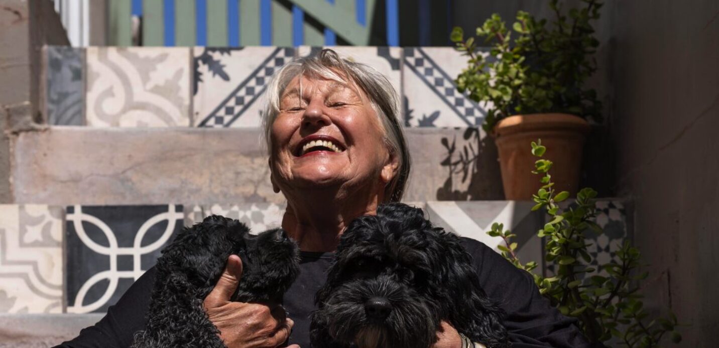 Isabella Niehaus saam met twee van haar honde.