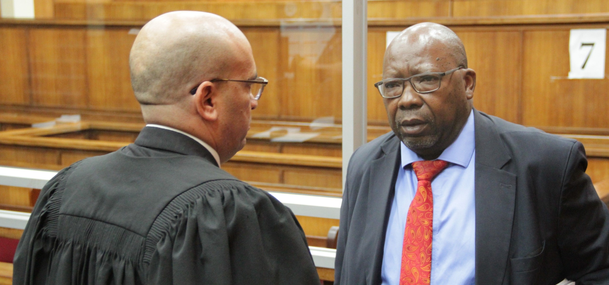 Stephen Groenewald praat met sy kliënt, Thapelo Matlala, stadsbestuurder van die Sol Plaatje-munisipaliteit in Kimberley.