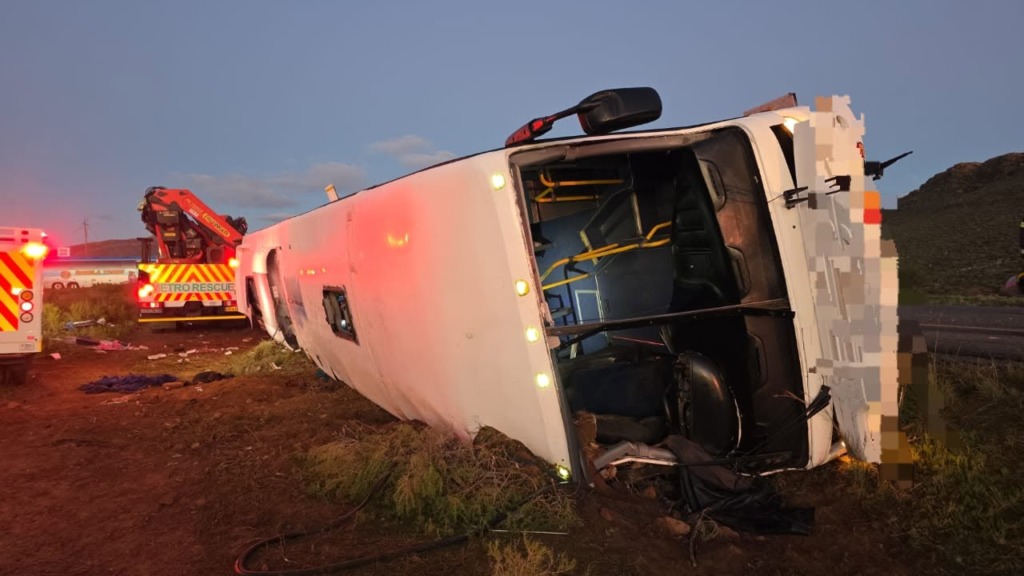 16 mense is dood in ’n busongeluk op die N1 naby Touwsrivier.