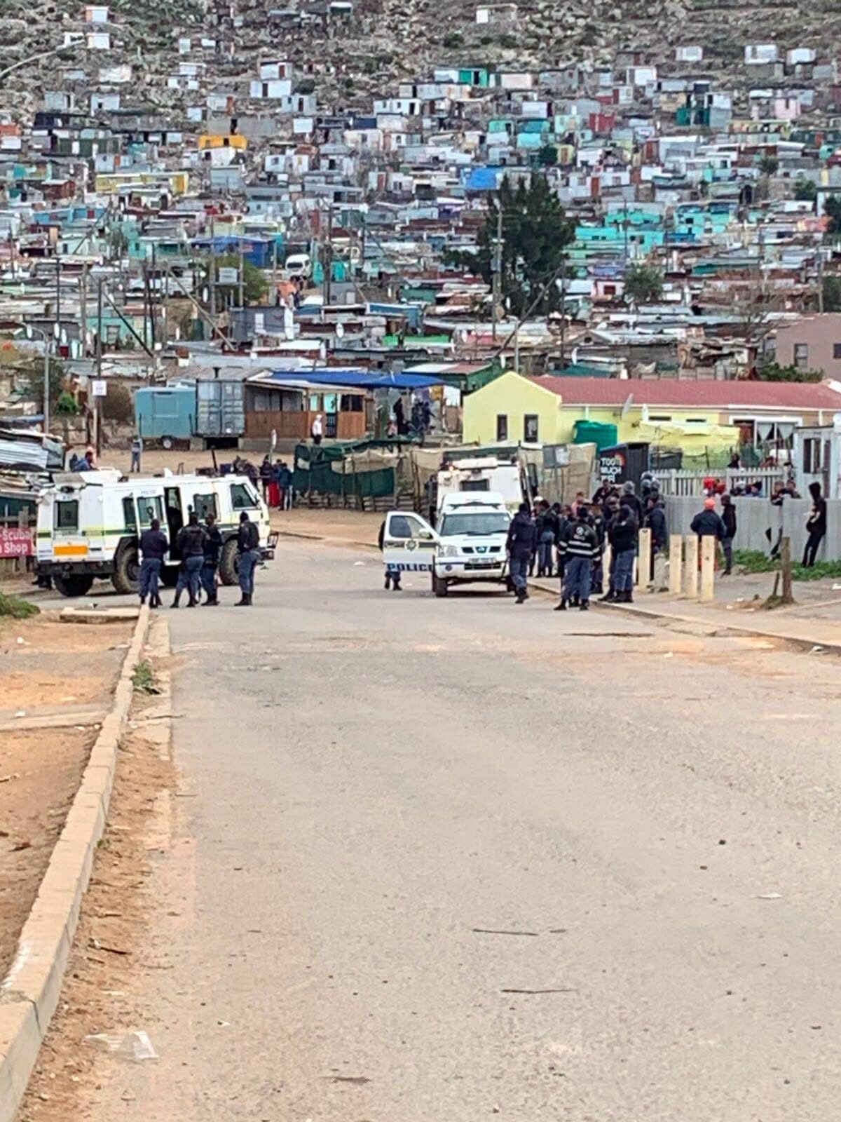 Plundering en betogings in Villiersdorp terwyl optogte teen onwettige immigrasie voortduur.
